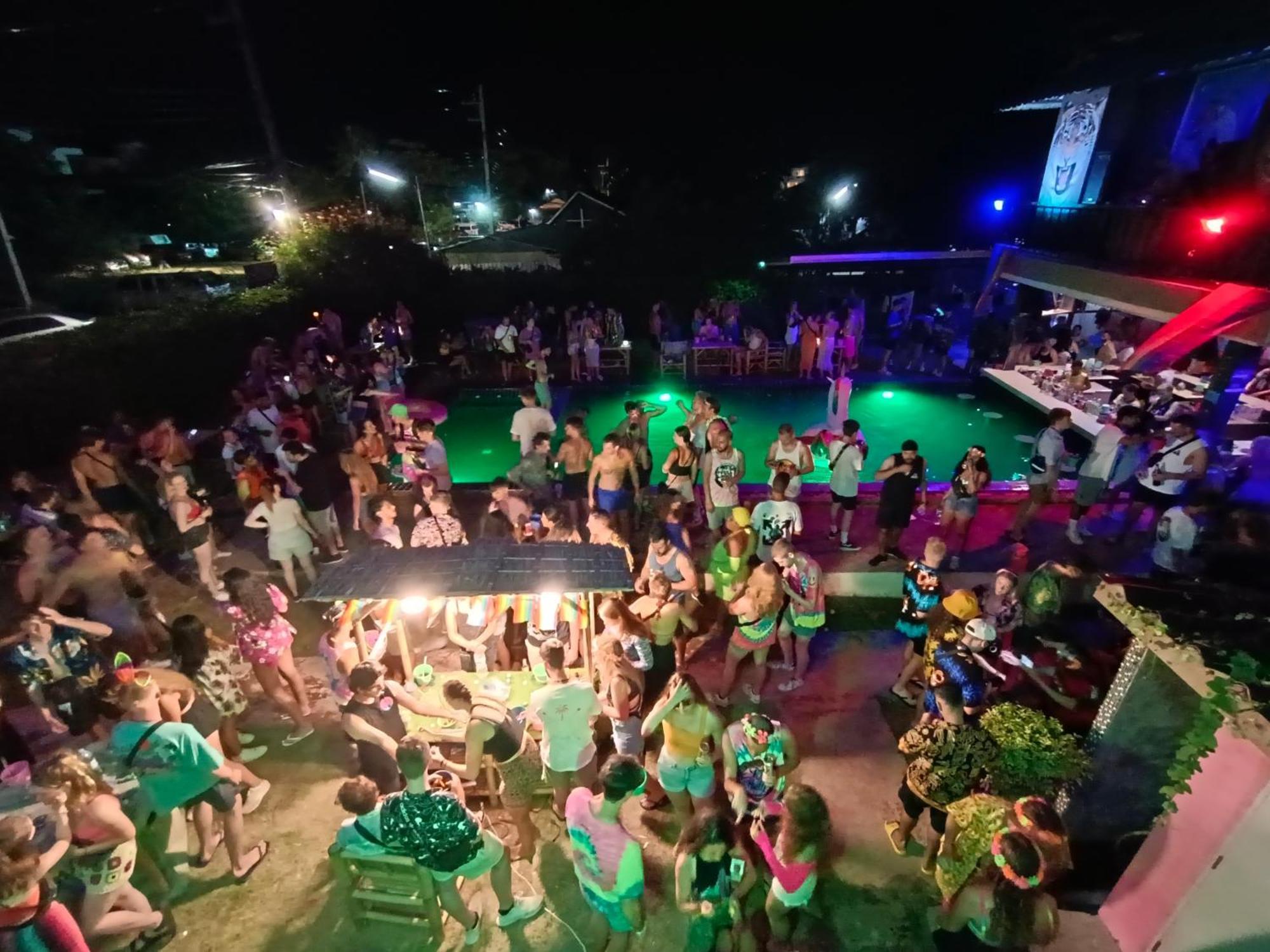 Wet! A Pool Party Hostel By Wild & Wandering Haad Rin Extérieur photo