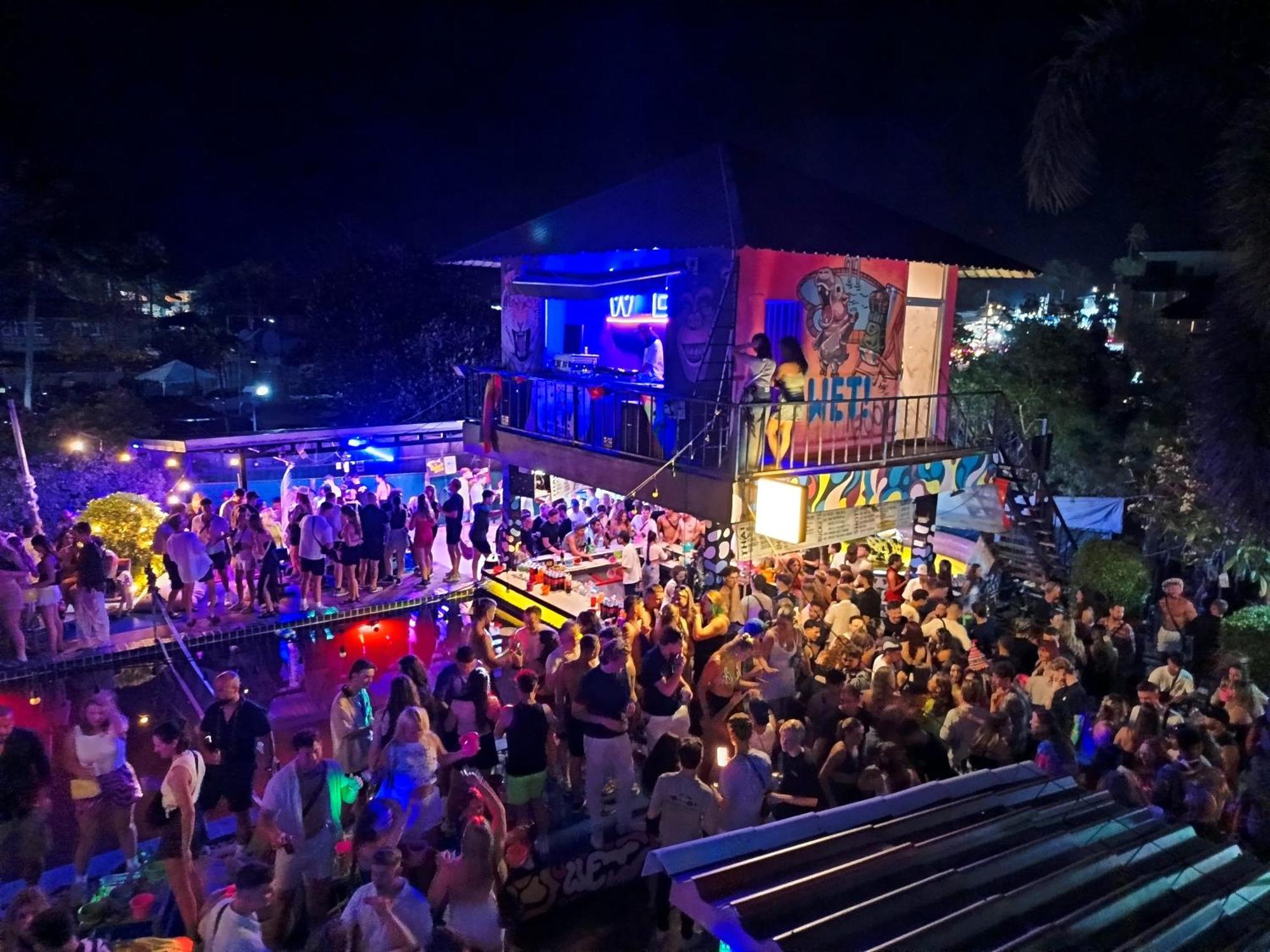 Wet! A Pool Party Hostel By Wild & Wandering Haad Rin Extérieur photo