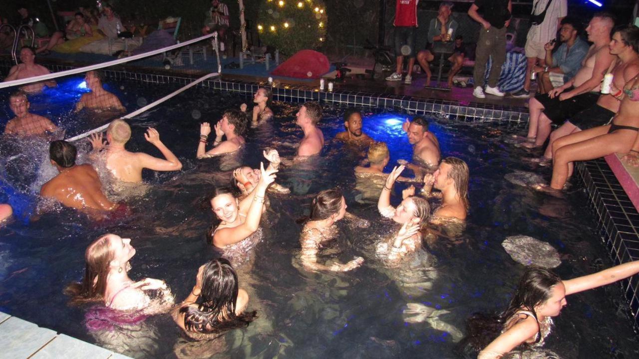 Wet! A Pool Party Hostel By Wild & Wandering Haad Rin Extérieur photo